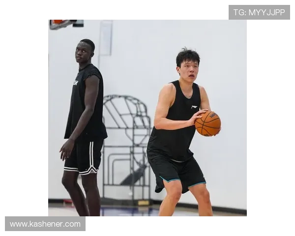 比卢普斯称杨瀚森体型震撼孩子们 并赞赏其自然亲和的互动方式 比卢普斯称杨瀚森体型震撼孩子们 并赞赏其自然亲和的互动方式