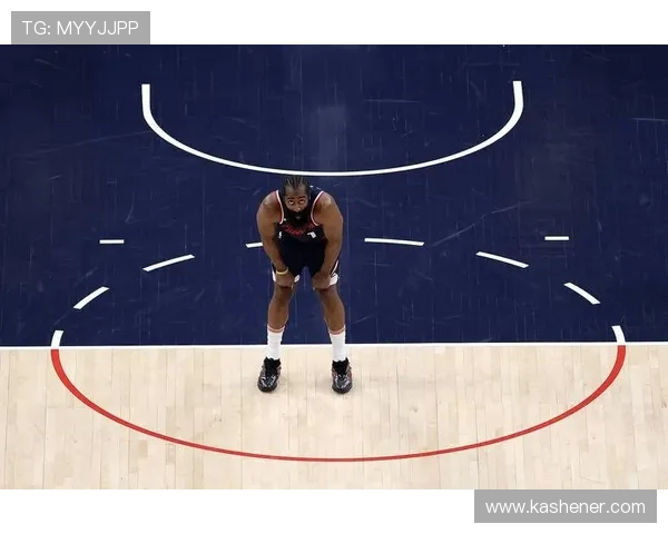 祖巴茨称与科林斯并肩作战十分自然 喜欢与高大四号位形成内线默契组合 祖巴茨称与科林斯并肩作战十分自然 喜欢与高大四号位形成内线默契组合