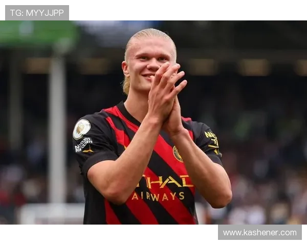 哈兰德展示英超9月最佳球员奖杯 赞美今日适合散步的好天气 哈兰德展示英超9月最佳球员奖杯 赞美今日适合散步的好天气